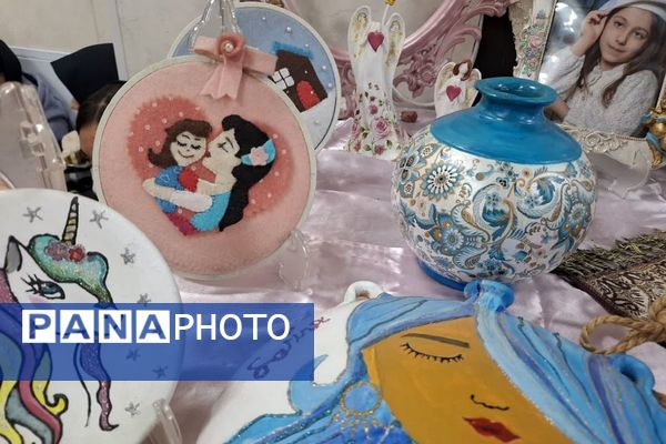 برپایی نمایشگاه هنرهای دست‌ساز در مدرسه فرهنگ قرچک