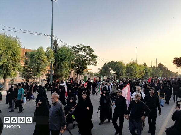 تشیع باشکوه رهبر شهید به همراه خانواده در مسجد مقدس جمکران
