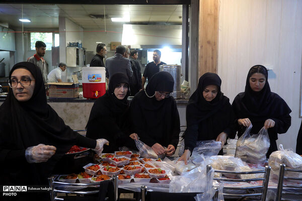 بازدید رئیس دانشگاه فرهنگیان از موکب‌های پذیرای زائرین مراسم امام شهید در این دانشگاه