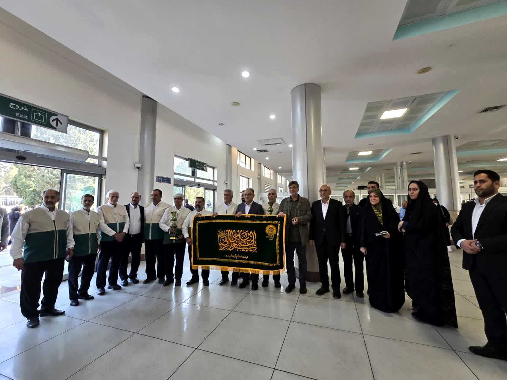 دانش‌آموزان اعزامی به حج عمره در سنین نوجوانی یکی از زیباترین خاطرات خود را  نقش بستند
