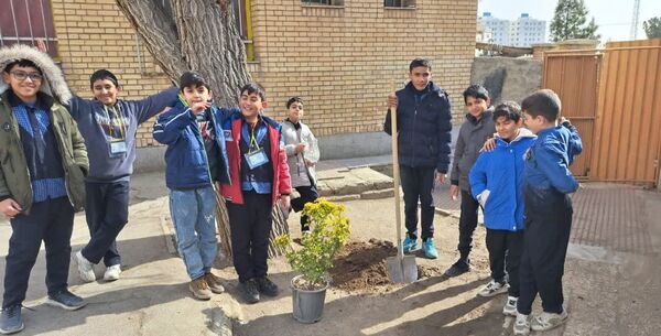 مشارکت دانش‌آموزان در فعالیت درختکاری دبستان شهدای گمنام۲