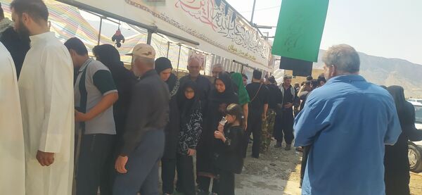 روز اربعین، در مواکب پل سیمره، خدمات‌رسانی به زائران حسینی همچنان ادامه دارد