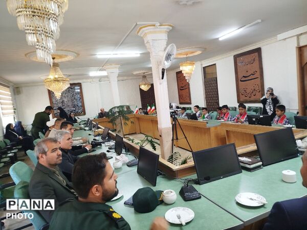 تجلیل دانش آموزان از حافظان امنیت  در نیشابور