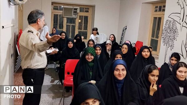 پاتوق فرهنگی دختران نوجوان مبارز