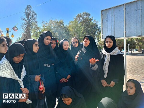غبارروبی گلزار شهدا توسط دانش آموزان دبیرستان فرهیختگان