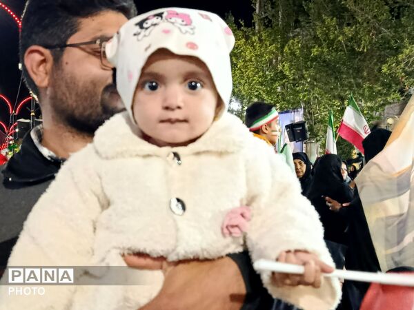 کودکان انقلابی کاشمر دست در دست والدین به خیابان آمدند