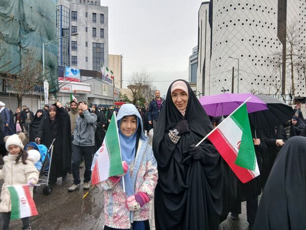 باران عشق وارادت به انقلاب همراه با باران‌ها ی نقره‌ای رشت