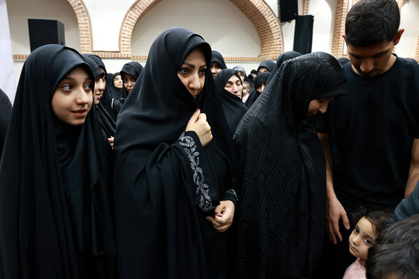 مراسم بزرگداشت شهیدان خدمت در دبیرستان متوسطه دوم امام صادق(ع)