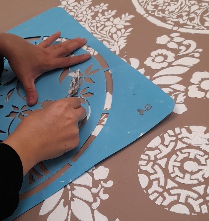 رنگ آمیزی و پتینه‌کاری هنرستان حضرت معصومه (س) شیروان در اوقات فراغت تابستان