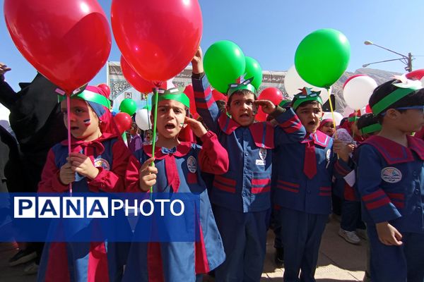 پیش دبستانی‌ها در زرقان تمرین استکبار ستیزی کردند 