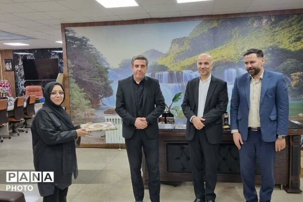 تقدیم قدردانی شهردار نسیم‌شهر از برگزیدگان پویش عکاسی «دلدادگان»
