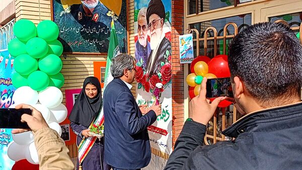نواختن زنگ انقلاب در دبیرستان نمونه ایمان