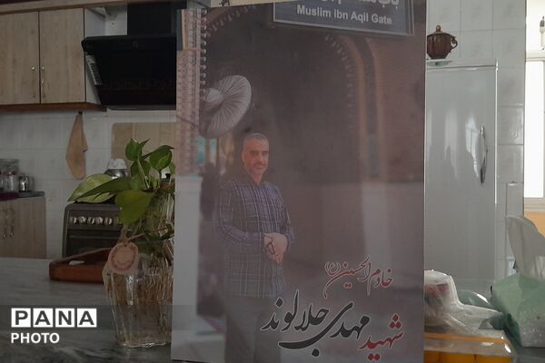 در خانه‌های روشن از یاد شهیدان، مدیر آموزش و پرورش شهرستان شهریار درس ایثار را مرور کرد