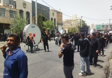تجمع دسته‌های عزاداری در ظهر عاشورا مقابل مسجد جامع شهرستان گرمسار 