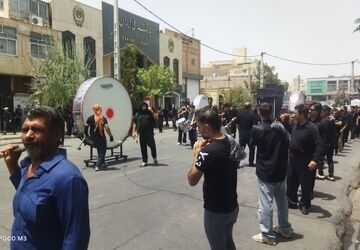 تجمع دسته‌های عزاداری در ظهر عاشورا مقابل مسجد جامع شهرستان گرمسار 