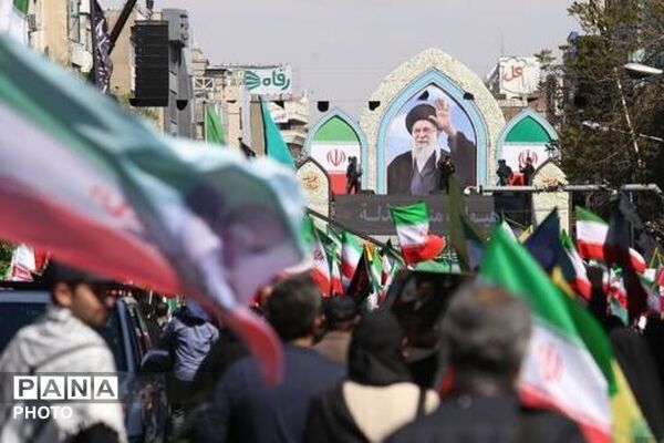 آغاز مراسم تشییع پیکر رهبر شهید و اهل بیت گرامی ایشان در مصلی نماز جمعه تهران