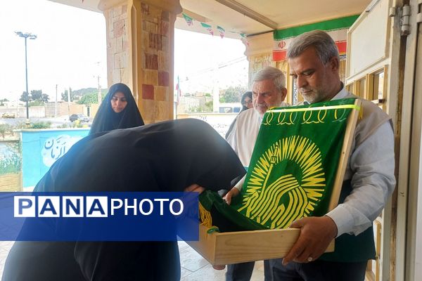 عطر حرم رضوی در دهه کرامت؛ پرچم متبرک امام رضا (ع) در مدرسه سمیه و شاهد فرهنگ