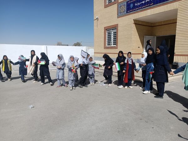 دانش‌آموزان دبستان نیک‌اندیشان چناران با جشن فرهنگ روستا و عشایر، اصالت ایرانی را زنده کردند