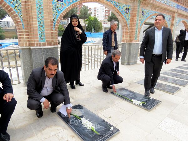 گلباران مزار شهدای دانش‌آموز و معلم در بجنورد