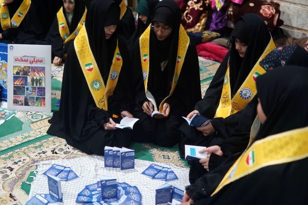 اعتکاف دانش‌آموزی با توزیع بسته «ایرانمون»