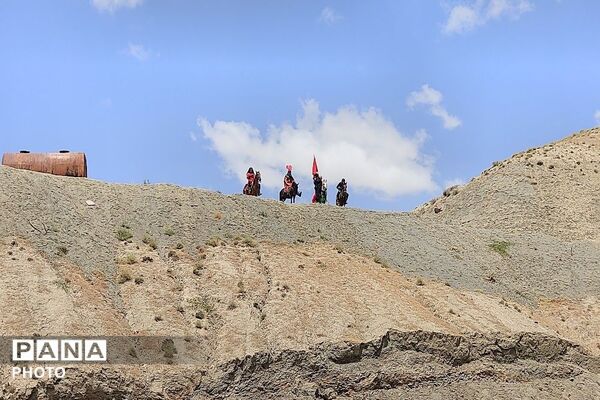 تعزیه خوانی در روز اربعین حسینی در جوار گلزار شهدای شهر بار نیشابور 