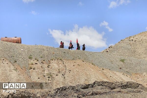 تعزیه خوانی در روز اربعین حسینی در جوار گلزار شهدای شهر بار نیشابور 