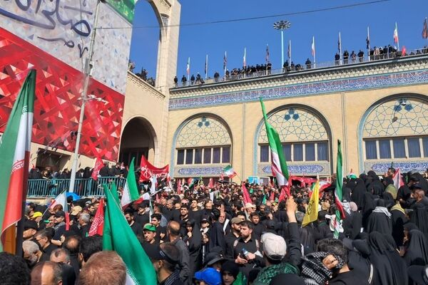  آخرین  وداع  ملت ایران با رهبر شهید در روز تشییع 