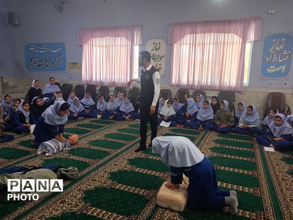 جلسه  آموزشی طرح ماهر سفیران سلامت در مدرسه بنت المهدی صدر ۲