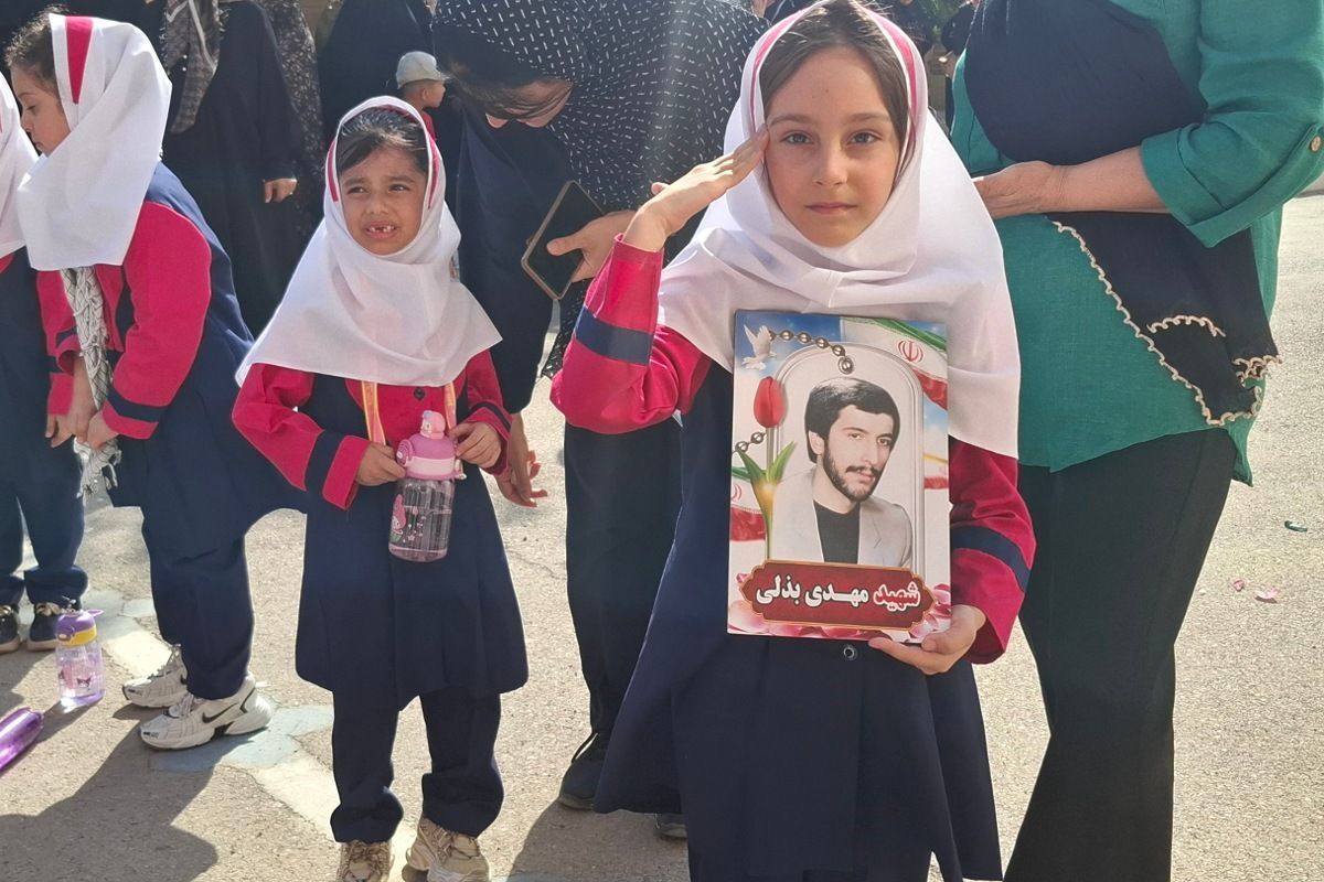 وداعِ پرشورِ دختران مدرسه مالک ملارد با شهید گمنامِ 