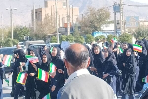 حضور دانش آموزان دبیرستان طالقانی داریون در تجمع ۱۳ آبان