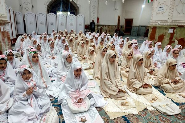 برگزاری مراسم جشن تکلیف دانش‌آموزان دبستان نیلوفر رفیعی ناحیه دو شهرری 