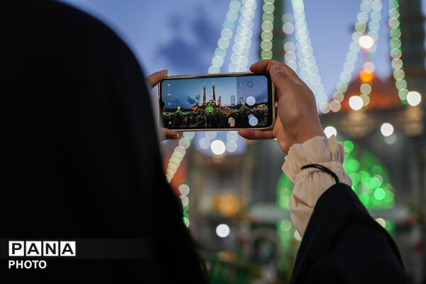 گل آرایی ضریح مطهر حضرت معصومه(س) در شب میلاد امام رضا(ع)