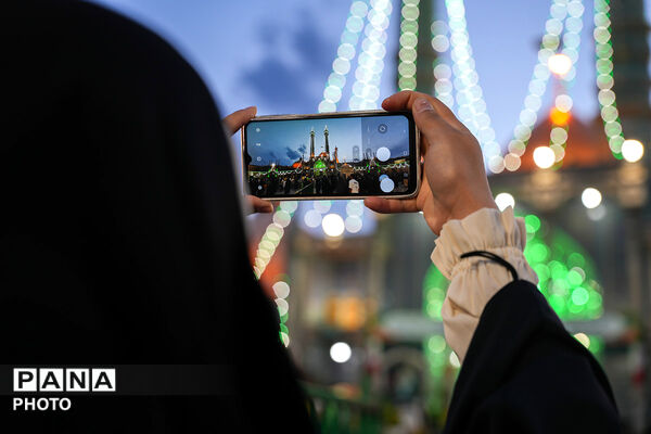 گل آرایی ضریح مطهر حضرت معصومه(س) در شب میلاد امام رضا(ع)