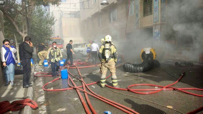 آتش سوزی انبار کالا در تهران؛ ۲ آتش نشان مصدوم شدند