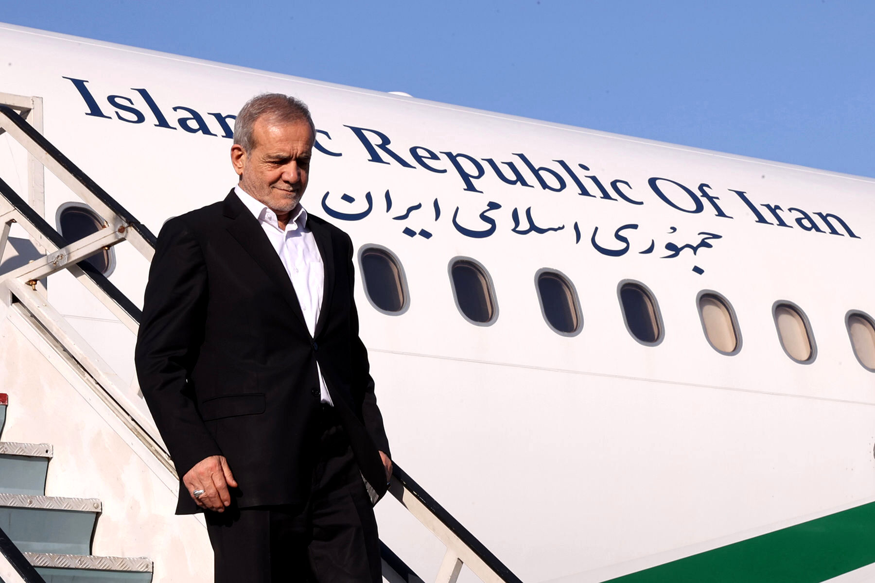  پزشکیان وارد قم شد