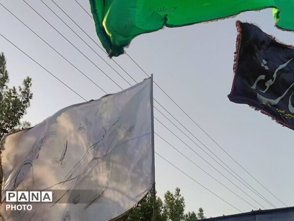 رقص پرچم‌ها در باد عزای کاشمر هم‌صدایی آسمان با زائران