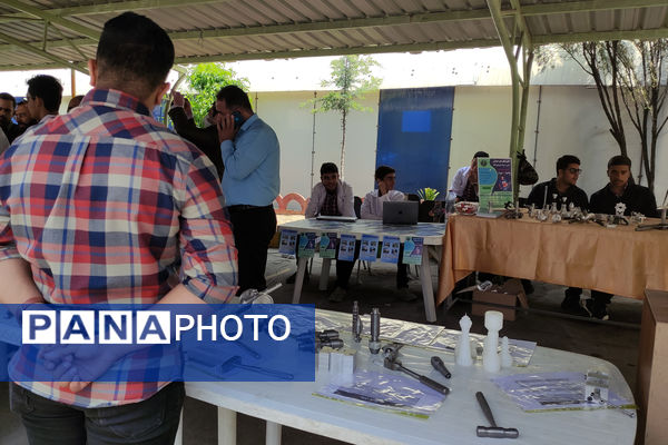 نمایشگاه آثار هنری هنرستان‌ها به‌مناسبت هفته مشاغل 