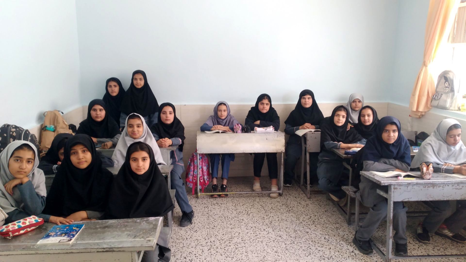 عکس یادگاری دانش آموز خبرنگار پانا دبستان شهید دیالمه روستای عشرت آباد،پایه ششم در کنار همکلاسی ها