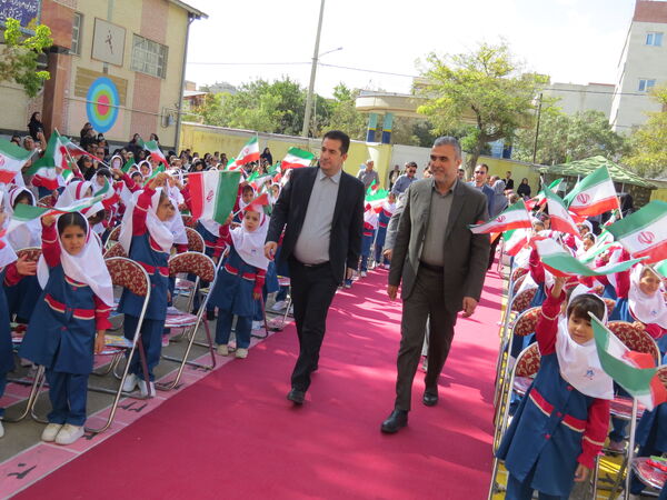 نواختن زنگ اول مهر در مدرسه شهدا فرهنگی 