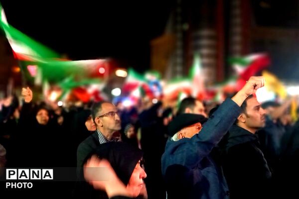 اجتماع عظیم مردم در میدان انقلاب