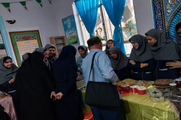بازارچه کسب و کار دانش‌آموزی در مدرسه فدک