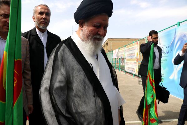 زنگ نماز در دبیرستان برزگر با حضور آیت الله علم الهدی 
