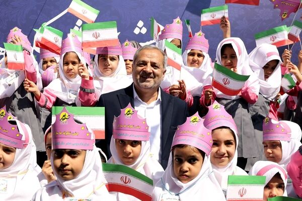 دختران ایران آینده‌ای روشن و مقتدر برای میهن رقم می‌زنند