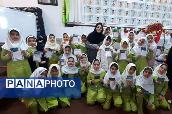 جشن انقلاب در دبستان شکوفه‌های انقلاب