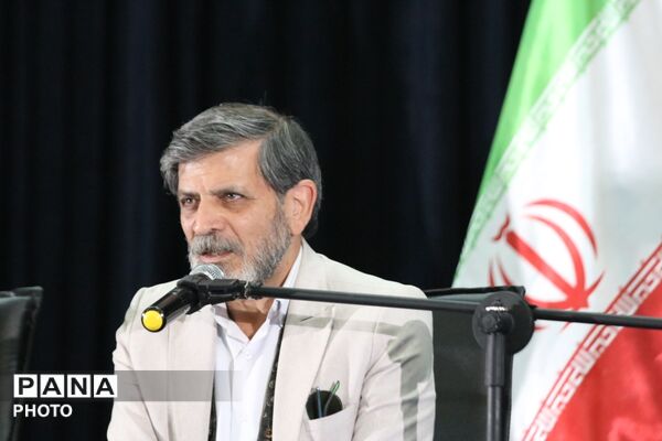 میزبانی میبد از طنزپردازان یزدی در شبی سرشار از لبخند