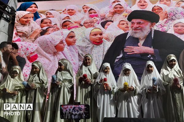 دختران «جان فدای ایران» در میدان امام خمینی(ره) ورامین 