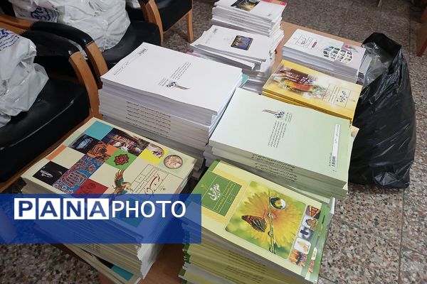 دبیرستان دخترانه بعثت۲ شهرک وایین در تدارک پروژه مهر با توزیع کتاب و لباس فرم