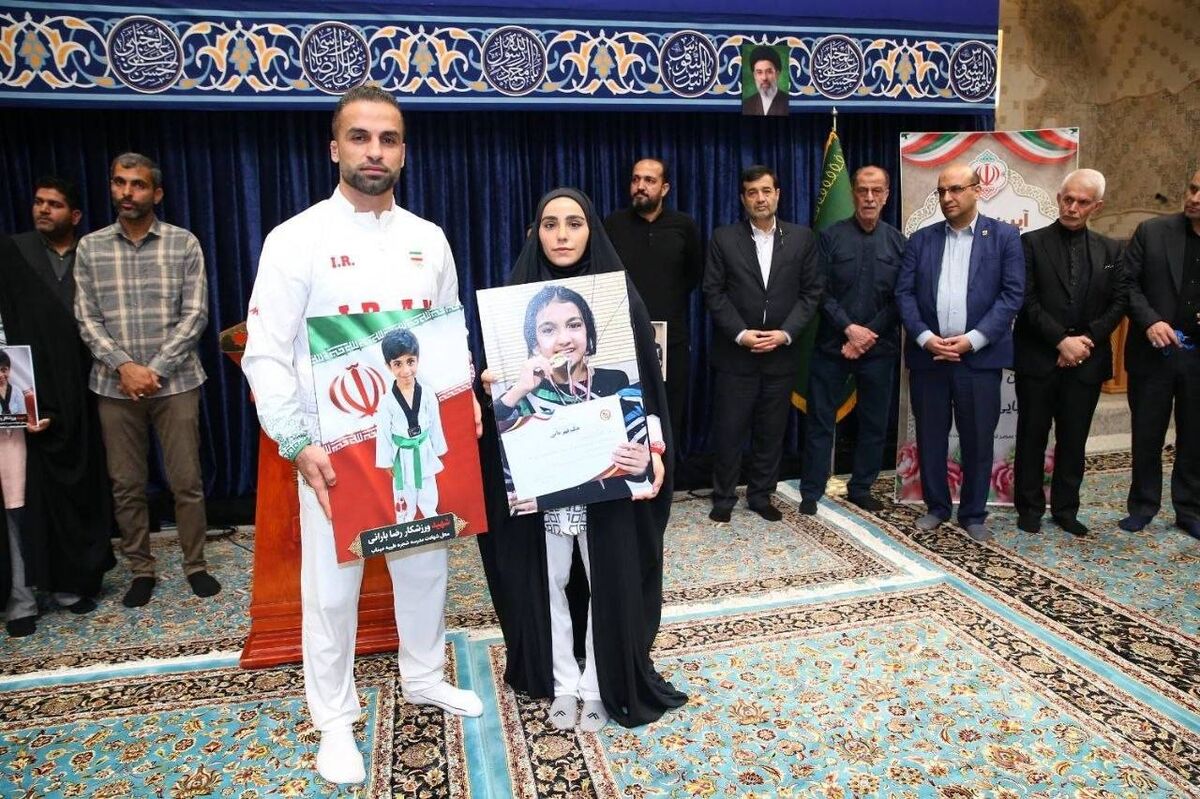 بدرقه پرچمداران کاروان ورزشی «فرشته‌های میناب» در رواق دارالذکر حرم رضوی