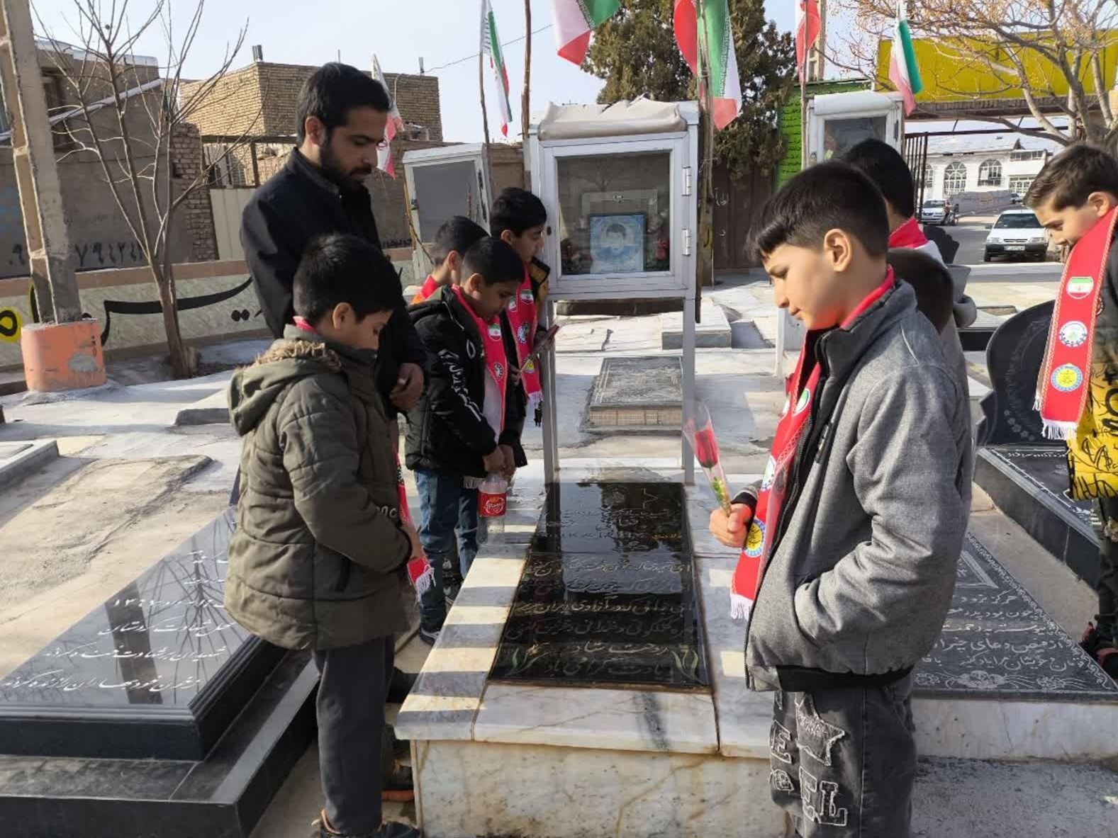 غبار روبی و تجدید بیعت با شهدا به مناسبت هفته معلم در فدافن