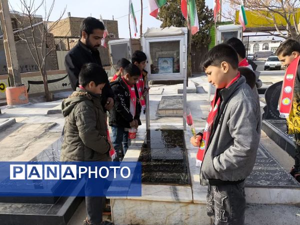 غبار روبی و تجدید بیعت با شهدا به مناسبت هفته معلم در فدافن